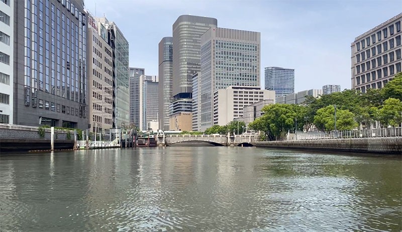 　在船上能以與水面相同的高度眺望大阪市貌，欣賞不同於平時的風景。<br /><br />　大阪市區雖然有眾多河川，但並算太大，橋梁多數跟路面差不多高度，如非遊船河，還不知大阪原來有那麼水道。途經的一些橋樑有一定的歷史，還有些橋樑被當作大阪一些街區的地名，如難波橋、天滿橋、淀屋橋和天神橋等。