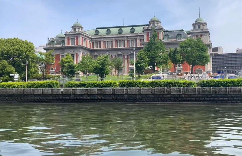　於1918年建造完成的「大阪市中央公會堂」有著優美的文藝復興樣式，自建造以來變成為國內外文藝、音樂、學術等領域的交流會場，在大阪的文化及藝術發展上扮演了很重要的角色。
