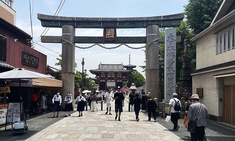　四天王寺沒有特定的參拜順序的，西面入口有一個石鳥居。<br /><br />　現代日本的鳥居主要設置於神社，設置於寺院的鳥居相當難得一見。其實這石鳥居原為木造鳥居，直到1294年才改為現存的石造鳥居，也算是歷史相當悠久的一個古蹟。