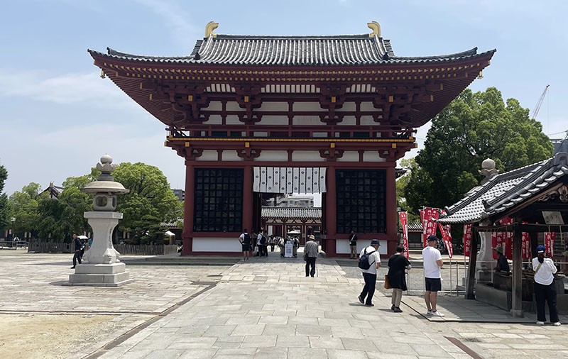 　西大門，造型跟日本其他佛寺大門大同小異。