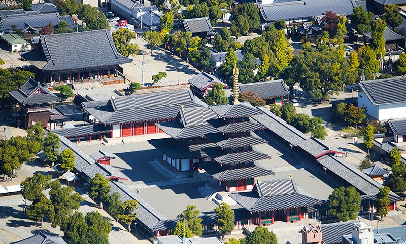 　中門、五重塔、金堂、講堂等由南向北依次排列，通過四周的迴廊連接的迦藍配置稱為四天王寺式建築格局，是日本最古老的建築風格之一。雖然四天王寺同樣歷經戰火及重建，仍保留著創建時的狀態。