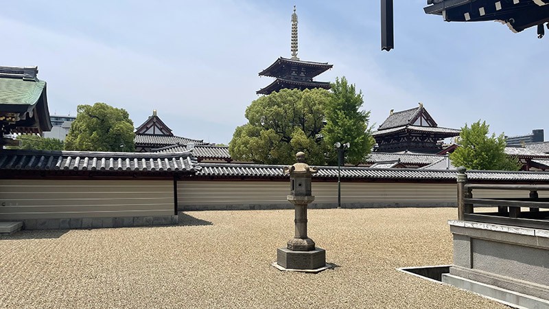 　原來這裡是聖靈院，祭祀著聖德太子地方，環境明顯比四天王寺幽靜，內部並不開放參觀。<br /><br />　在593年的推古天皇時代，聖德太子作為皇族輔佐天皇，是著名的政治家。他曾帶領遣隋使去中國帶回各種大陸的先進文化和技術，回國後製定了各種各樣的製度和憲法，確立了以天皇為中心的體制。