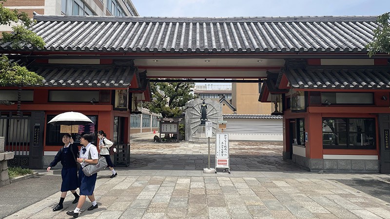 　在四天王寺地段內還有學校、醫院。<br /><br />　原來由於聖德太子虔誠信奉佛教，因而擁有救助眾生的理念，創建四天王寺之際也設立了四箇院制度，至今仍在運作。分別為：<br />1.敬田院(即後來的四天王寺學園，今日的完全中學)：以佛教為基礎並進行全人教育的機構。<br />2.悲田院(即今日的四天王寺福祉事業團)：進行社會福利相關事業。<br />3.療病院及施藥院(兩者合併，成為現今的四天王寺醫院，同屬於四天王寺福祉事業團下) 。