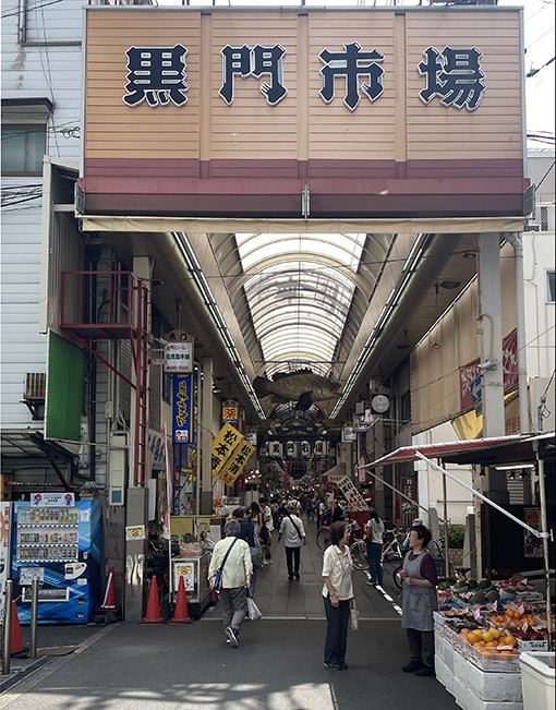 　「黑門市場」有「大阪的廚房」之美稱，以其豐富的食材和地道的美味成為大阪美食中心，不僅是當地居民日常採購的新鮮食材的地方，也是遊客體驗道地美味的絕佳選擇。<br /><br />　營業時間：08:00-17:00 (每間店略有不同)，最適合在此吃午餐。