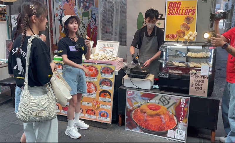 　這間小店該不是此區的明星店鋪，但吃完也剛好有媒體在此拍攝。