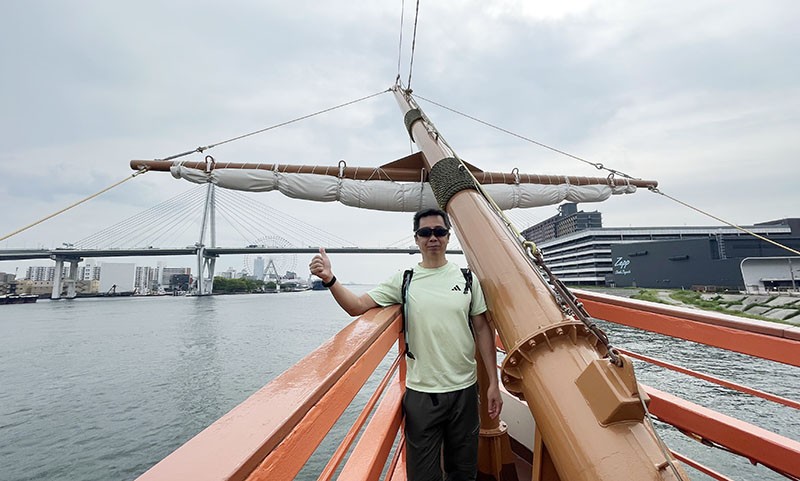 　首先到船頭一邊吹著海風，一邊看海，享受海上巡遊的樂趣。