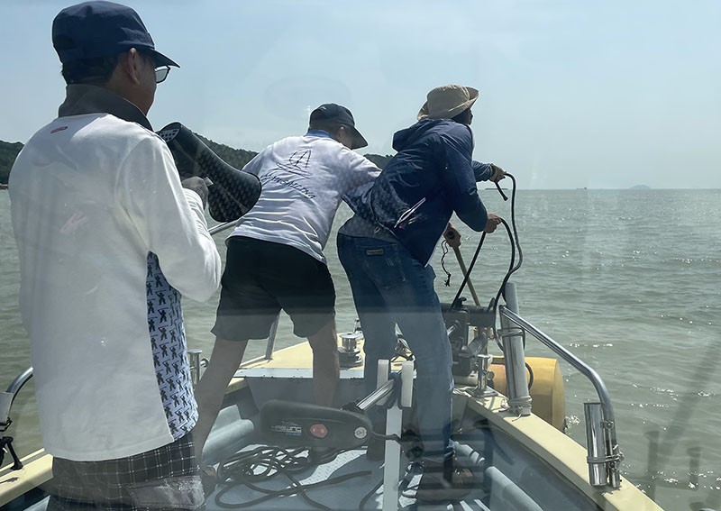 　到黑沙對開海面練習綁浮標(船頭頂風向)。
