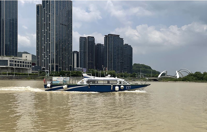 　左邊超船嚮兩長兩短咹，右邊超船嚮兩長一短咹；窄航道並不允許超船。