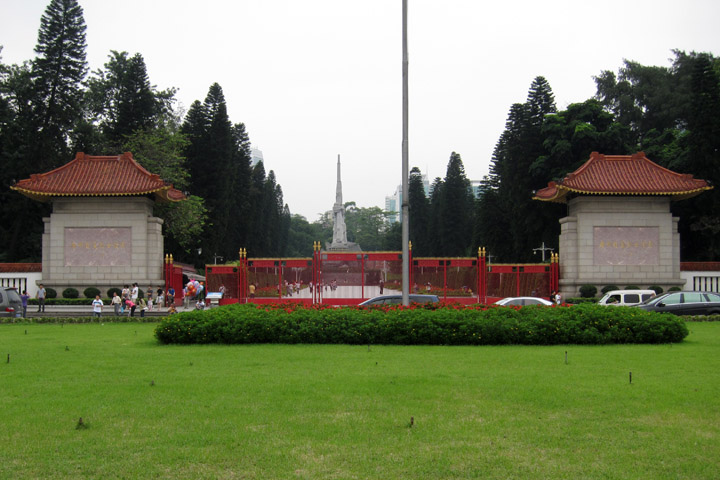 　廣州起義烈士陵園，1954年始建，1957年廣州起義30周年落成。目的是紀念1927年12月廣州起義中遇害的中共黨員。