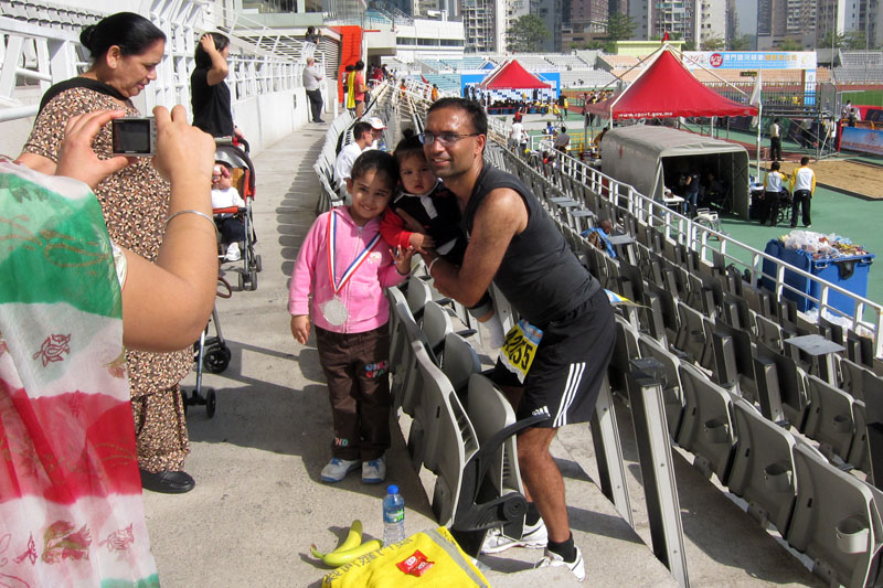 　全馬如能五小時內完成，半馬如能兩個半小時內完成，都有毛巾及獎牌。