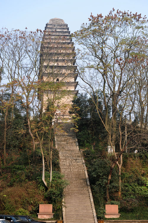 　淩雲山上的靈寶塔。