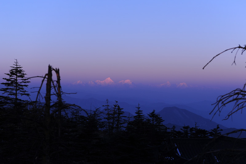 　看不到雲海，但看到日照金山。