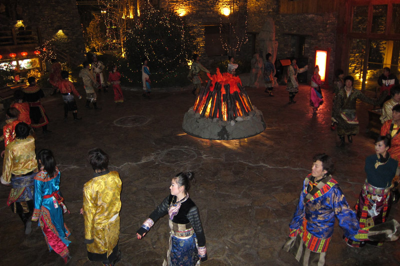 　晚上有免費藏羌歌舞表演。
