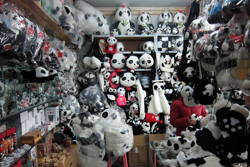　這里也有一些小禮品店，最多的是熊貓系列，臨近旅途尾聲，是時候進貨了。
