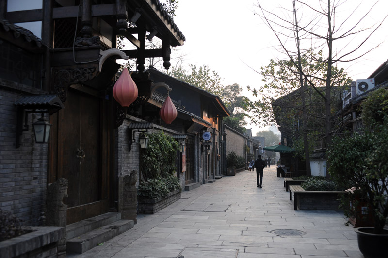 　窄巷子，代表老成都的“慢生活”。<br /><br />　窄巷子在清朝的地圖上的名字叫太平胡同。