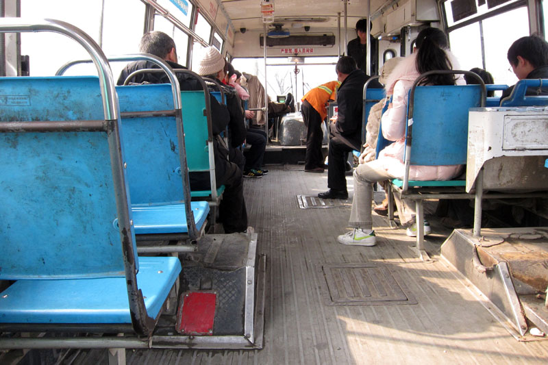 　火車站與都江堰景區看來有些距離，4號巴士由這里開出，終點都江堰。等了第三趟車才有位子坐，其實去都江堰並非那麼多人，只是巴士途經市區，乘客便多了。<br /><br />　破爛的巴士，好像用了幾十年的樣子，剛剛坐了最先進漂亮的高鐵，接著坐這樣破爛的巴士，感覺像剛由歐洲去到非洲。<br /><br />　也很奇怪，其它路線的巴士都很新淨，唯火車站連接都江堰景區的所有4號車都破破爛爛，難道都江堰的遺蹟保護也包括到都江堰的巴士?
