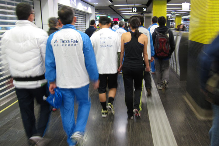　起跑點在尖沙咀，都不必理在哪個出口，地鐵站已充滿運動員，跟著大隊該錯不了。