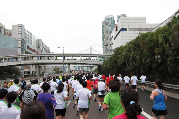 　出發點在彌敦道，過了幾百米，開始進入沿途無人地帶的西九龍公路，喜歡感受沿途支持的朋友可能會失望。<br /><br />　賽道雖有兩條線，但還是覺得很多人，大家的速度約為7min/km，約為平時我練習的八成速度，跑起來很輕鬆。算一算，這個速度可以在限定時間內（3小時）跑完，以前也未試過跑這麼長距離（21公里），太多人，其實想突圍向前也不容易，便隨波逐流跟大隊向前湧。