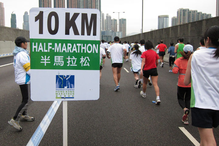 　10K，平時練習只試過一次這個距離，但這次來到這距離幾乎還沒有疲累感，該是今天的速度只有平時的八成關係吧。<br /><br />　再看看時間：一小時十二分，算一算，有機會兩個半小時完成半馬（兩個半小時是澳門半馬的閂閘時限）。