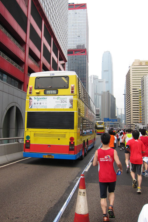 　收容車，沿途只看見兩三輛經過，再後面情況不清楚。全馬及半馬的時限分別為6小時及3小時，有準備的參賽者該不必上車吧。