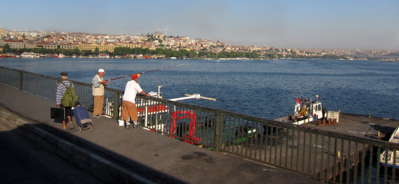 　伊斯坦堡市民很喜歡在海邊釣魚，據說他們重在過程。可惜是跟團，要不也去感受一下。