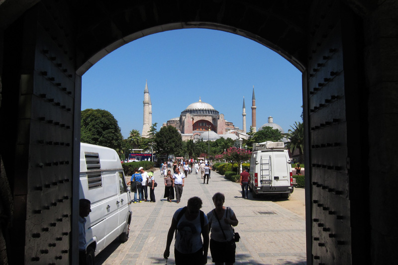 　著名的聖索菲亞大教堂就在藍色清真寺對面，只有約五分鐘的路程。