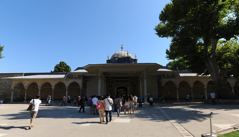 　吉兆之門。<br /><br />　吉兆之門是第三庭院（內宮）的入口，外宮的界限。第三庭院主要是皇宮的私人及住宅區。
