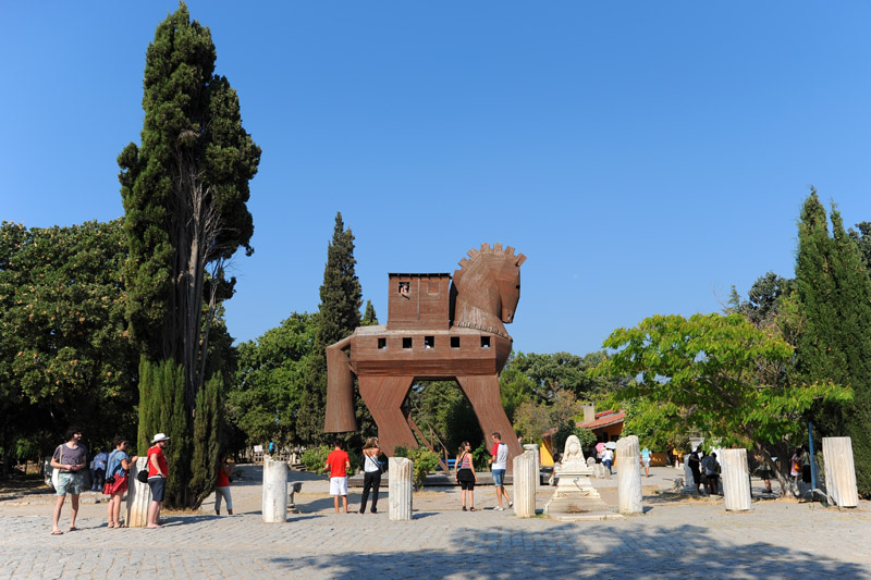 　古城外，有一座巨大木馬模型比古城遺址更能吸引遊客，雖然大家都知這不是以前的木馬，但大家都要在此拍照留念。<br /><br />　當時心想：木馬是特洛伊的恥辱或仇恨對象，還在當地豎個木馬幹什麼？<br /><br />　但是這裡如沒有這隻木馬，都很難吸引遊客到此參觀了。