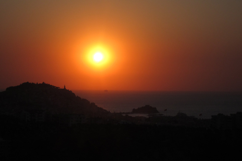 　昨天拍不到愛琴海日落，今天在車上抓緊時間拍一張。