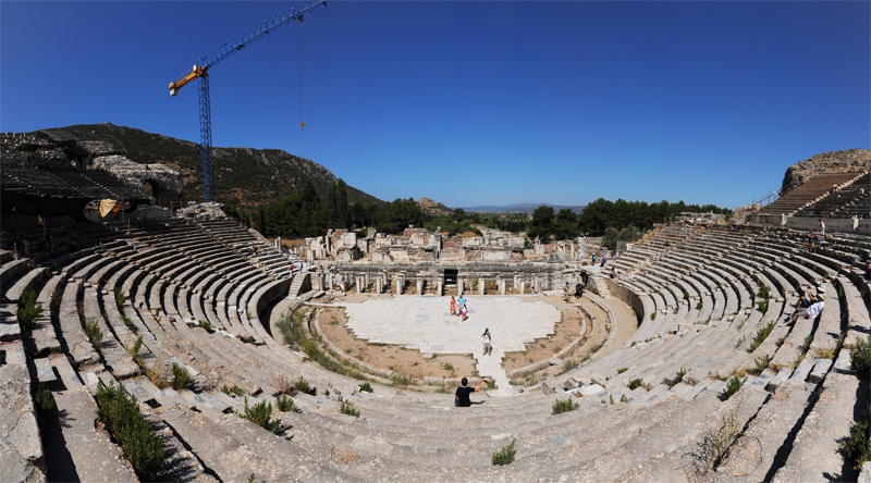 　現存在土耳其最大規模的古羅馬劇院，建於西元前三世紀，從設計上能滿足在座最多二萬四千位觀眾。英國歌星 Elton John 也曾經在此演唱過。