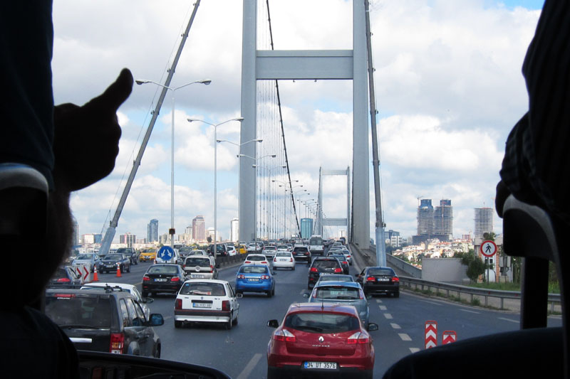 　車速突然慢了下來，原來要過橋回歐洲了。雖然有兩條大橋連接歐亞大陸，但非繁忙時間仍行車緩慢，但過多兩年或會有所改善，當局現正在博斯普魯斯海峽下開鑿隧道以貫通安卡拉經伊斯坦堡至歐洲的高速公路，預計2013年通車。