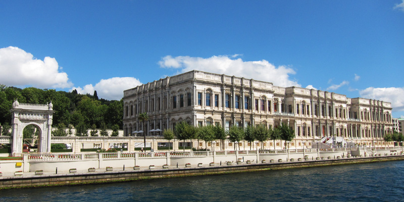 　裘朗宮，建於 1867 年，沿著博斯普魯斯海岸延伸 300 公尺，原建築於 1910 年遭受祝融之災，僅剩外牆仍然完好。直到 1991 年重建，現在成爲豪華大飯店。