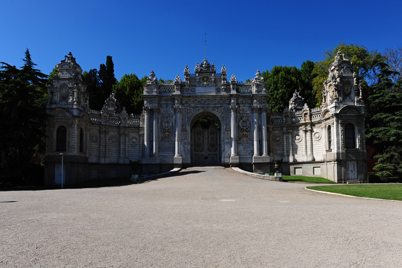 　皇宮左面也有一極盡繁複細膩的大門，該是皇宮車隊出入的。