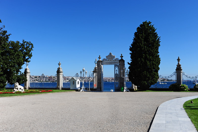 　皇宮右面有通往博斯普魯斯海峽的門，以前僅供皇室成員由碼頭進入至此。