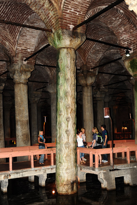 　地下宮殿最神秘的淚柱，好事者特別為這根淚柱下了一個特殊的意義：紀念當年死於建造地下宮殿的數百名奴隸。<br /><br />　其實是柱身上有樹紋及孔雀眼的紋路，這種柱子很可能是羅馬帝國時代，自伊斯坦堡倍亞濟區的一處集會廣場取來的。