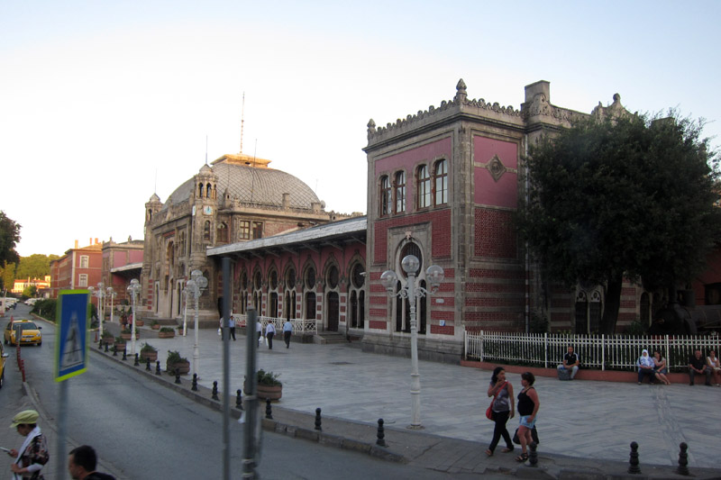 　Sirkeci Gari 火車站，就外觀而言，好像十分平凡，但原來它就是想當年享負盛名的東方快車的終點站。於 1977年，最後一列由巴黎開往伊斯坦堡的列車到站，象徵着東方快車在伊斯坦堡將成為歷史。<br /><br />　在車站內，還有最為令人期待的就是土耳其傳統旋轉舞。這次在車上與它擦身而過了。