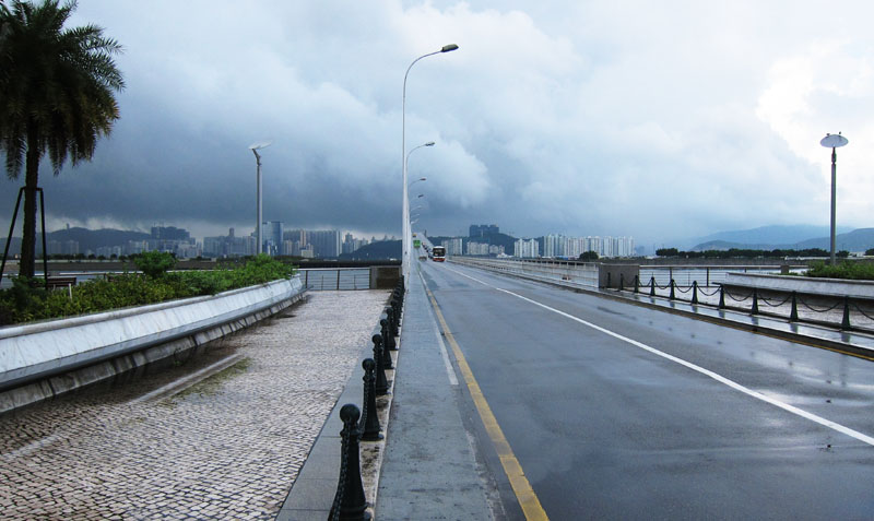 　來匆匆去也匆匆，約十分鐘後雨也停了，不太曬，有些涼風，想跑，但地下有水，小弟跑步大忌。