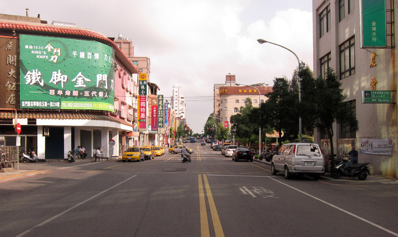 　這條街是金門最主要的街道是自己猜的，因為一些主要政府辦公部門都在這裡。