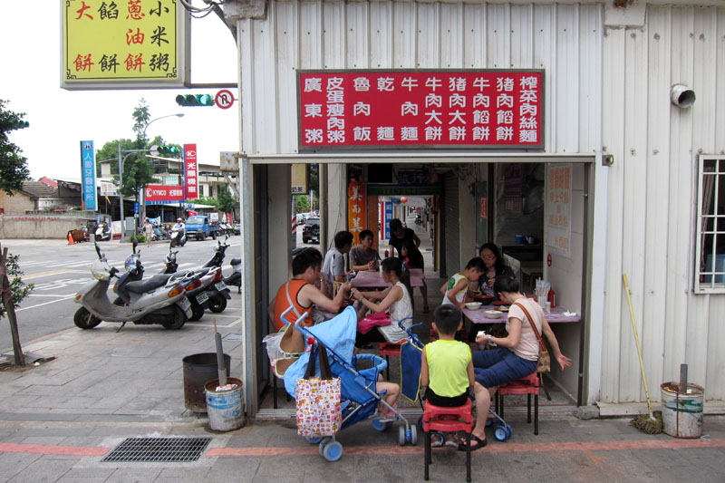 　在最主要的街道上只找到一間餐館，也是沒冷氣地方，很熱，不過食物不錯。