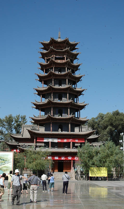 　木塔寺的木塔，規模很大，但現在里面已是混凝土結構了。