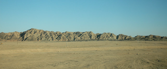 　長期經風化侵蝕之雅丹地貌，維吾爾族語意險峻的土丘。
