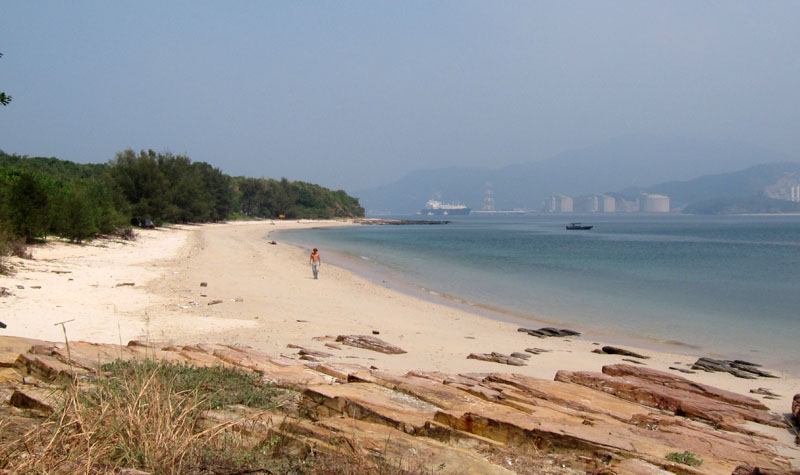 　又一個沙灘。<br /><br />　東平洲的地理位置真是有趣，遠離香港沿岸起碼十幾廿公里，但只距大陸只有兩三公里。右上方位置已是深圳或惠洲。