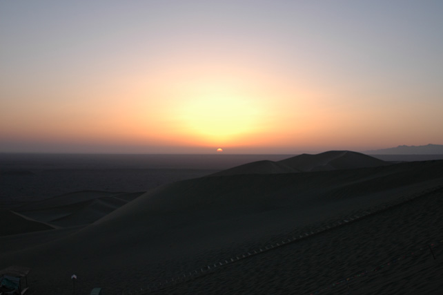 　鳴沙山的日出。