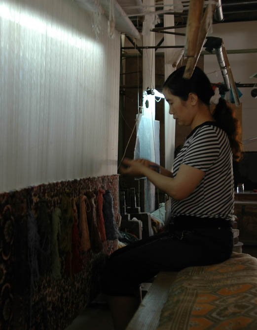 　手造掛毯----據老闆說，大的掛毯一個工人手工做要一年半才能完成，跟著要休息半年，三十五歲就再做不了這行(不知道是不是真的)，但也可見不容易。