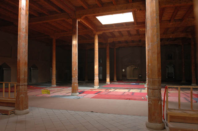 　與蘇公塔相連的是一個可以容納千人做禮拜的清真寺——額敏塔清真寺，它是吐魯番最大的清真寺。