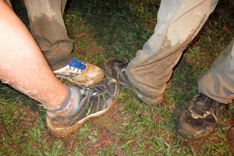 　約凌晨五點，終於捱到第四檢查站。<br /><br />　第四段距離12.5km，耗時5.5hr。<br /><br />　全程累計47.5km，耗時累計16.5hr。<br /><br />　Terry為了防鞋濕，專門穿了goretex防水鞋，但橫風橫雨加沿路水潭，高筒水鞋也沒用了；隊長穿了跑鞋，估計也不好走；我則穿了徒步溯溪鞋，贏曬。