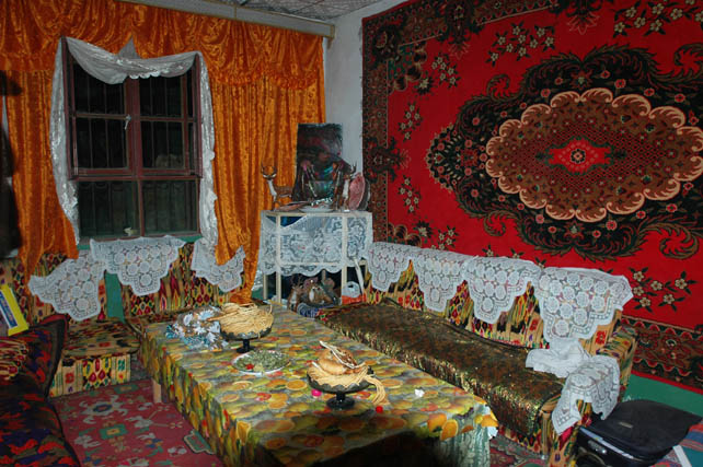 　夜訪維吾爾族家庭。