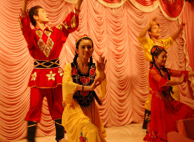 　新疆歌舞表演。
