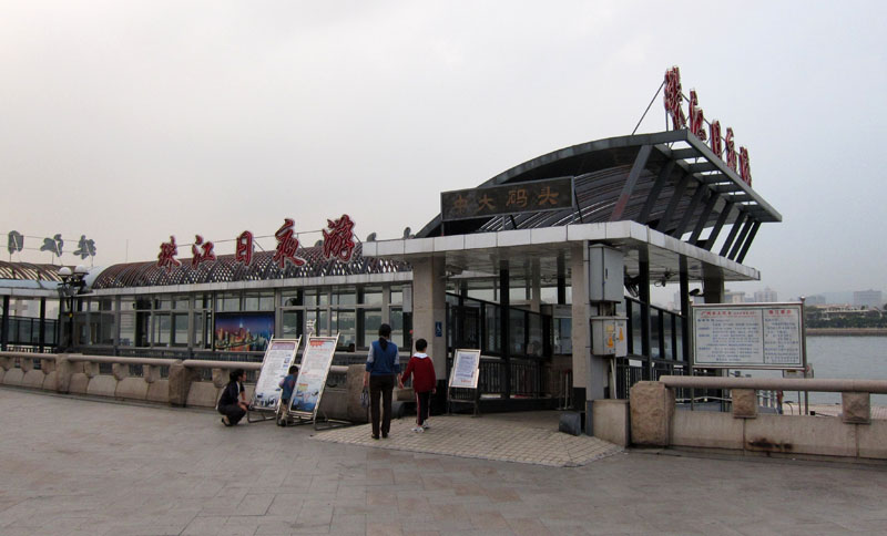 　中山大學北門。<br /><br />　中大真是得天獨厚，北門外除了有漂亮的珠江河畔，門口還有幾乎是私家的渡輪碼頭，坐一陣渡輪就可以到北京路市中心了。