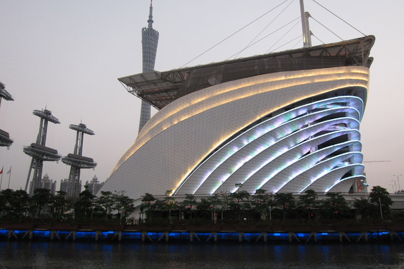　再經廣州大橋重回珠江北岸，近距離參觀亞運開閉幕場地。